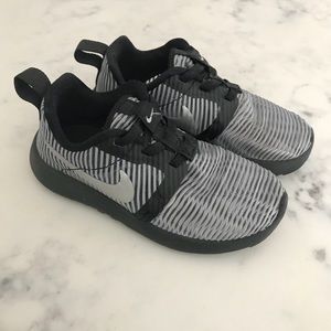 Toddler no laces silver and black nike sneakers